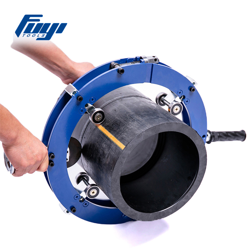 Cutter rotativ pentru țevi